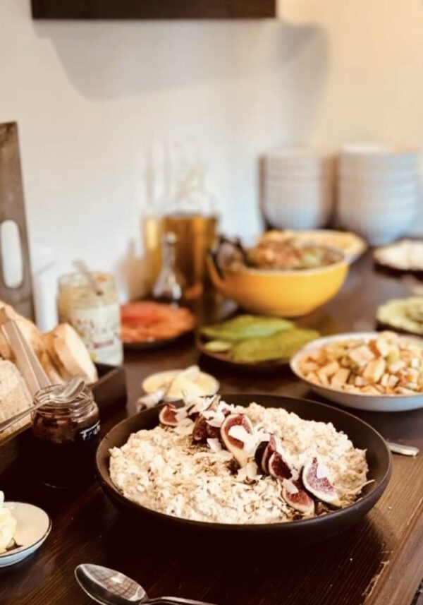 Gesundes Frühstücksbuffet mit frischen Früchten