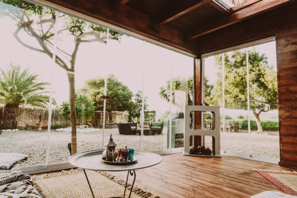 Glasveranda der Villa mit Blick in den Garten